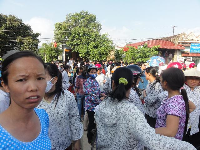 Hàng trăm công nhân bỏ làm đình công vì bị vị TGĐ xúc phạm