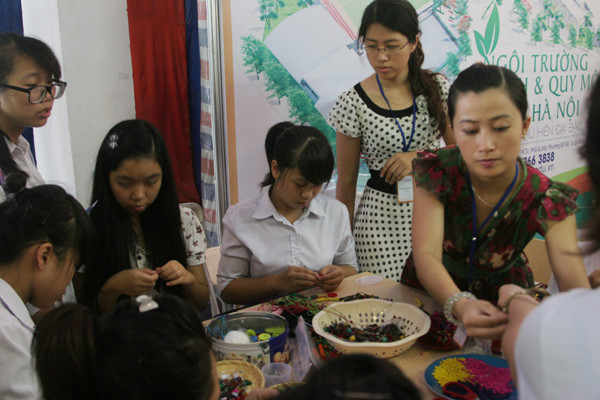 Nhiều bạn trẻ làm vòng tay tại Hội chợ