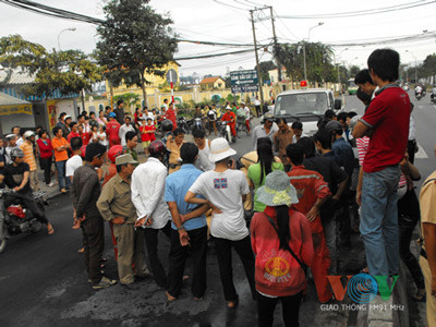 Nhiều người dân hiếu kỳ tụ tập gây cản trở giao thông. Nhiều người dân hiếu kỳ tụ tập gây cản trở giao thông