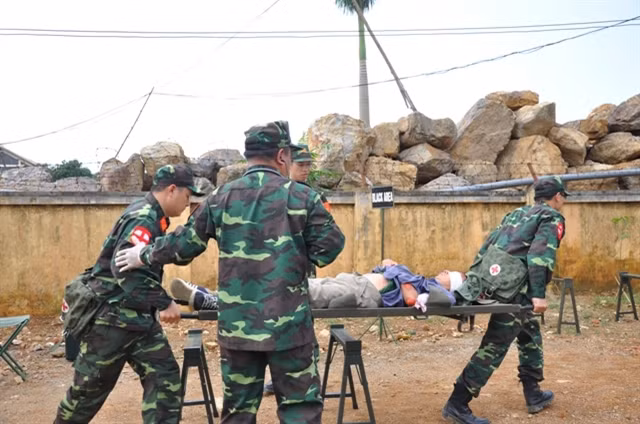  Người bị thương ngay lập tức được đội quân y cấp cứu 