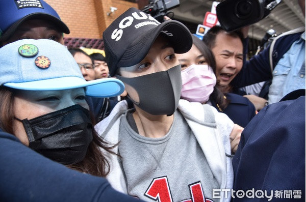 Showbiz 31/5: Vợ chồng Hoàng tử Harry trả lại hơn 9 triệu USD quà cưới ảnh 4