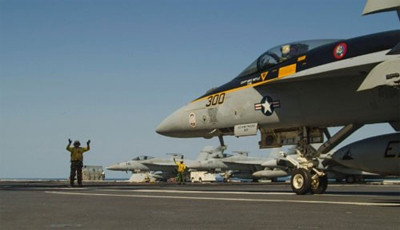 Nhóm phóng viên CNN cùng với nhiều phóng viên của các hãng tin khác đã có cơ hội hiếm hoi được đặt chân lên tàu sân bay này vào cuối tuần qua. Họ mô tả điều đầu tiên nhận thấy ở con tàu là một dải tarmac rất lớn, gấp khoảng 3 lần diện tích một sân bóng đá, và tiếng gầm từ những chiếc chiến đấu cơ chuẩn bị cất cánh