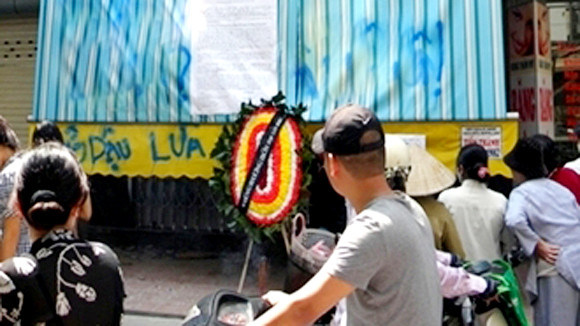 Ngày càng xuất hiện nhiều vụ đòi nợ bằng vòng hoa...