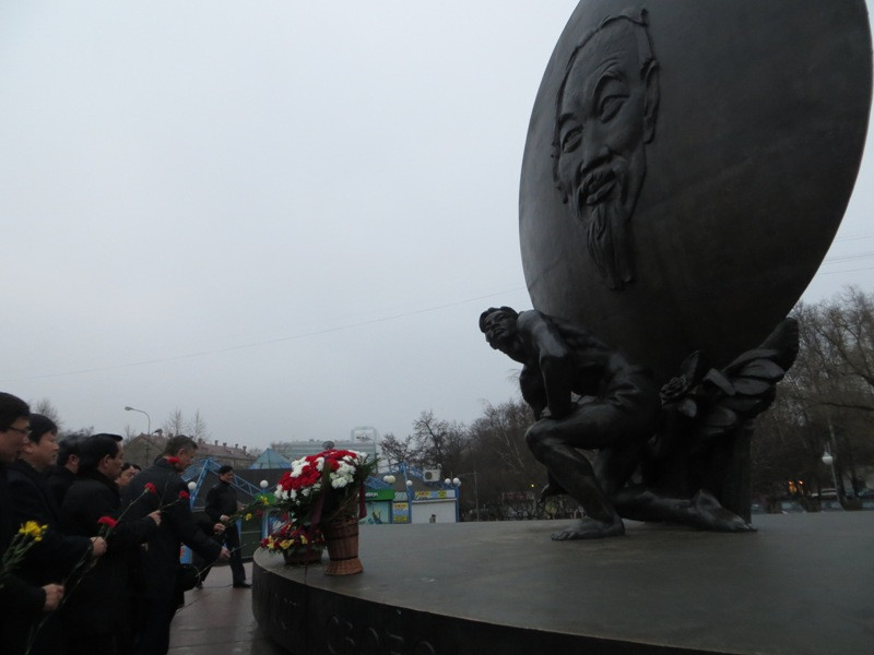 Đồng chí Phạm Quang Nghị và các đại biểu lên đặt hoa lên đặt hoa