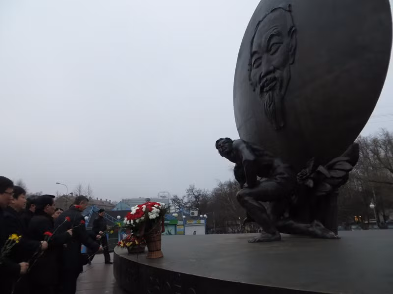 Đồng chí Phạm Quang Nghị và các đại biểu lên đặt hoa lên đặt hoa