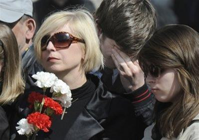 Linh cữu vợ chồng Tổng thống Kaczynski được đưa từ Wrasaw tới Krakow bằng máy bay quân sự. Trước đó, linh cữu cố Tổng thống Kaczynski cũng đã được đưa tới những nơi gắn bó với cuộc đời ông ở Thủ đô Warsaw, trong đó có Tòa thị chính Warsaw. (AP) Hàng trăm nghìn người dân vẫy cờ, hoa và cầu nguyện tại Krakow để vĩnh biệt vợ chồng cố Tổng thống Lech Kaczynski (Reuters,AP) Trong buổi lễ Misa, Tổng giám mục Krakow Stanislaw bày tỏ hy vọng sự sát cánh sau thảm họa rơi máy bay sẽ củng cố quan hệ Nga-Ba Lan (AP) Sau lễ Misa, xe pháo rước linh cữu vợ chồng cố Tổng thống Kaczynski qua thành phố và tới thánh đường Wawel (Reuters,AP) Quân đội Ba Lan tham gia tang lễ cố Tổng thống (Reuters) Ông Jaroslaw Kaczynski, người anh em song sinh- và gia đình con gái Marta của cố Tổng thống Kaczynski trong tang lễ ( Reuters) Lãnh đạo, quan chức, bè bạn và người thân từ nhiều quốc gia tới dự tang lễ vợ chồng cố Tổng thống Kaczynski, trong đó có Tổng thống các nước Nga, Đức, Ucraina, Litva, Séc và Chủ tịch Nghị viện Châu Âu. Tuy nhiên, sự cố núi lửa phun tro bụi ở Iceland đã khiến nhiều nguyên thủ không thể tới dự tang lễ, gồm Tổng thống Mỹ Barack Obama, Thái tử Anh Charles, Tổng thống Pháp Nicolas Sarkozy, Thủ tướng Đức Angela Merkel… (AP,Reuters) Mộ phần của vợ chồng cố Tổng thống Kaczynski được đặt tại Wawel, nơi an nghỉ của các nhà vua và các vị anh hùng dân tộc Ba Lan (AP)