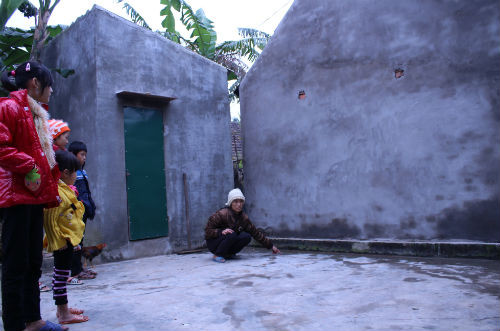 Chị Thủy chỉ hiện trường nơi con gái mình đang chơi ở sân nhà mà bị tường hàng xóm đổ đè chết