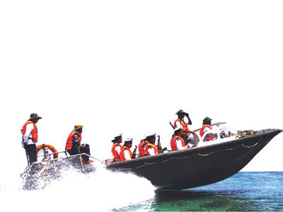 Cán bộ chiến sĩ làm công tác tuần tra quanh đảo