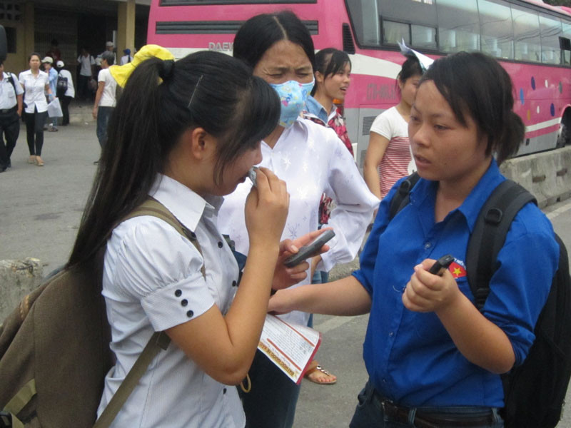 Dưới cái nắng như thiêu như đốt, sự trợ giúp của các tình nguyện viên áo xanh vô cùng ý nghĩa