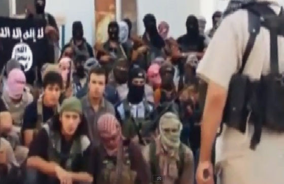 10 video ‘hot’: Thủ môn nhận thẻ đỏ vì 'sàm sỡ' đối phương ảnh 6