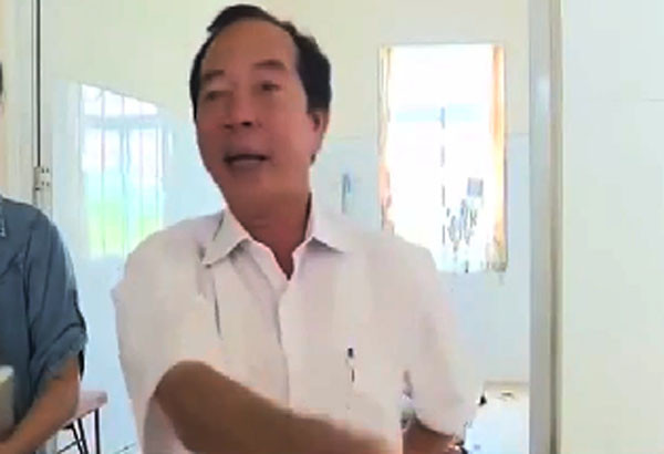 10 video ‘hot’: Thủ môn nhận thẻ đỏ vì 'sàm sỡ' đối phương ảnh 7