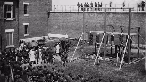 Quang cảnh treo cổ những kẻ ám sát Tổng thống Mỹ Abraham Lincoln năm 1865. Ảnh: Alexander Gardne Quang cảnh treo cổ những kẻ ám sát Tổng thống Mỹ Abraham Lincoln năm 1865