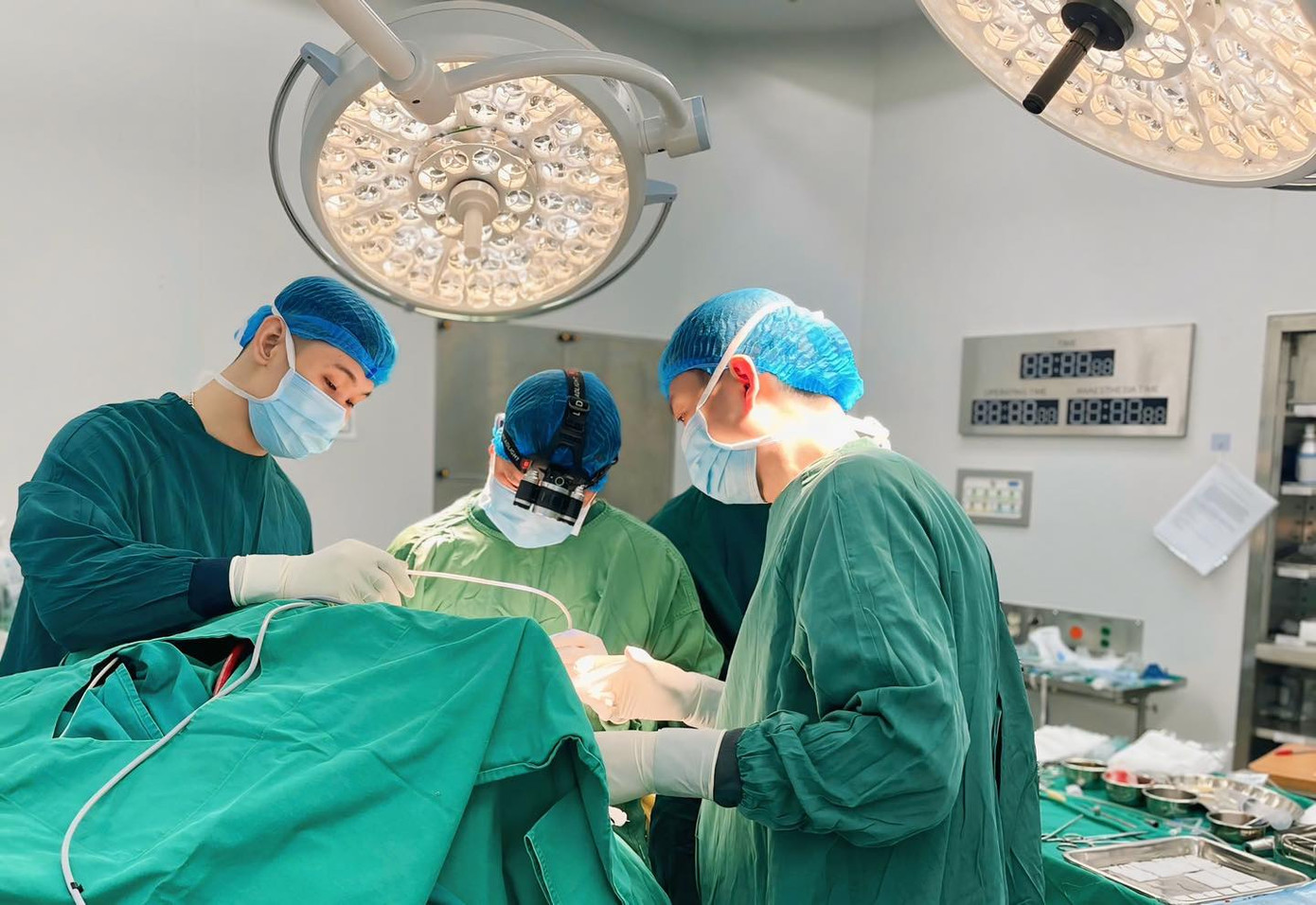 Các BS thực hiện ca phẫu thuật cho bệnh nhân T. Ảnh: Bệnh viện cung cấp