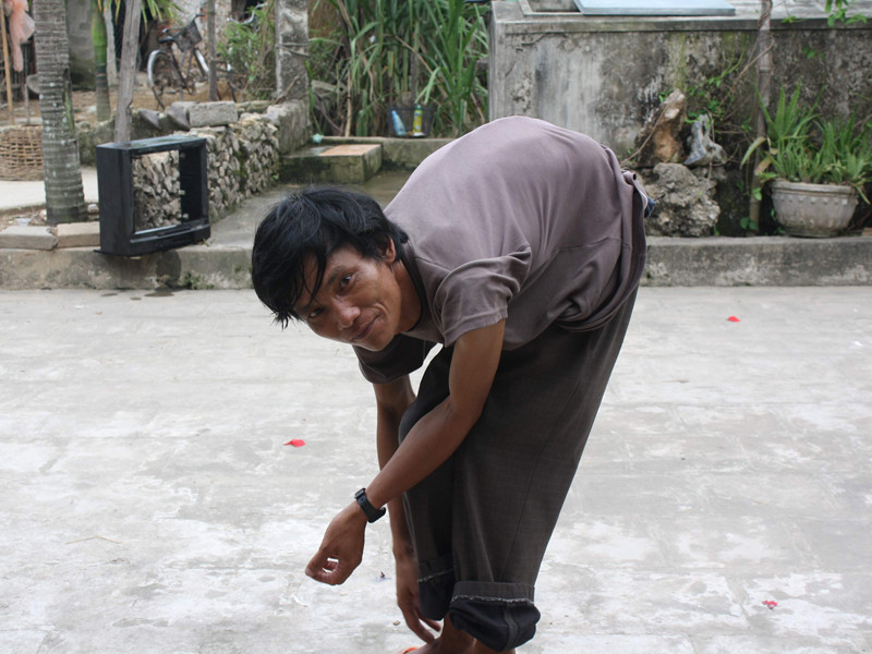 Cả xóm Quang Trung chỉ còn người đàn ông tật nguyền này ở lại với ruộng đồng