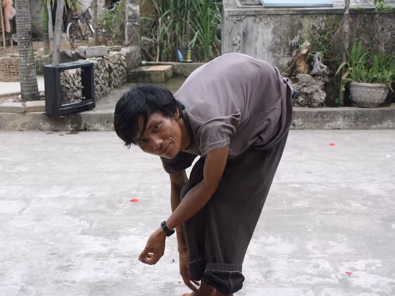 Cả xóm Quang Trung chỉ còn người đàn ông tật nguyền này ở lại với ruộng đồng