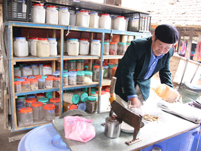 Một cửa hàng bán thuốc Đông y tại chợ phiên làng Đám, xã Đại Áng , Thanh Trì, Hà Nội 