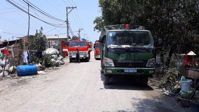 Kho phế liệu ở Sài Gòn lại cháy ngùn ngụt ảnh 2