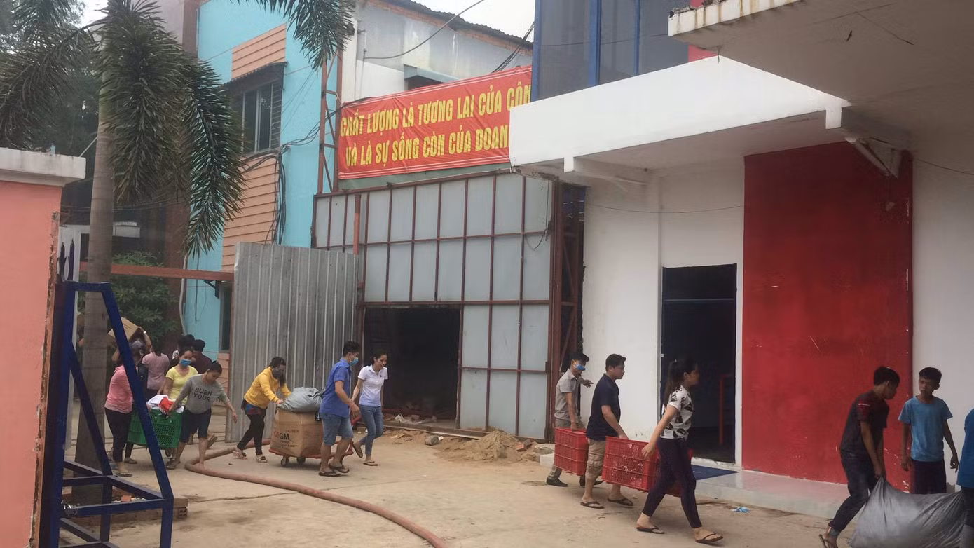 Cháy xưởng sản xuất keo ở Sài Gòn, khói bốc cao hàng chục mét ảnh 5