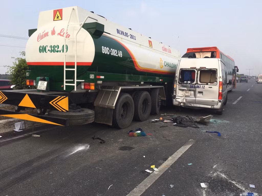 Khói mù mịt trên cao tốc TPHCM – Long Thành, ôtô tông liên hoàn ảnh 4