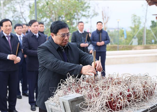 Thủ tướng Phạm Minh Chính dâng hương tưởng niệm tại Đền thờ liệt sĩ Chiến trường Điện Biên Phủ. Ảnh: Dương Giang/TTXVN