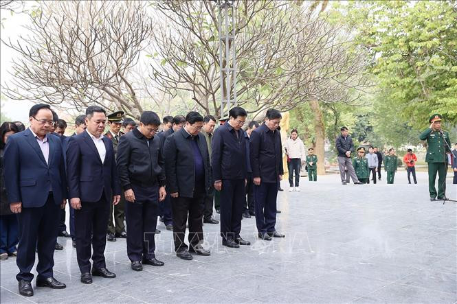 Thủ tướng Phạm Minh Chính tưởng niệm các Anh hùng liệt sĩ tại Nghĩa trang liệt sĩ A1. Ảnh: Dương Giang/TTXVN