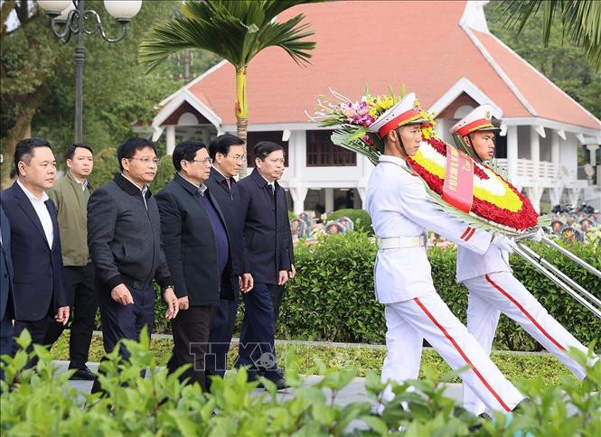 Thủ tướng Phạm Minh Chính đến dâng hoa tưởng niệm tại Nghĩa trang liệt sĩ A1. Ảnh: Dương Giang/TTXVN