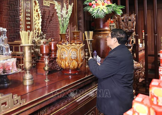 Thủ tướng Phạm Minh Chính dâng hương tưởng niệm tại Đền thờ liệt sĩ Chiến trường Điện Biên Phủ. Ảnh: Dương Giang/TTXVN