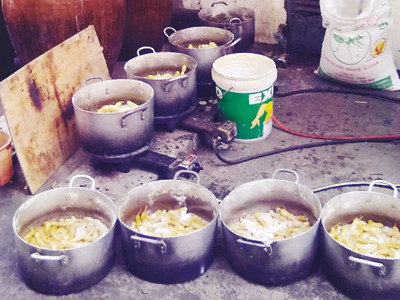 “Đại bản doanh” mứt tết tại khu Cư xá Hoả Xa, quận 3, TPHCM. Ảnh: L.N. “Đại bản doanh” mứt tết tại khu Cư xá Hoả Xa, quận 3, TPHCM. Ảnh: L.N