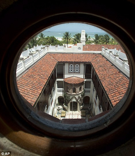 Ngôi nhà nhìn ra bãi biển Miami. Ảnh: AP