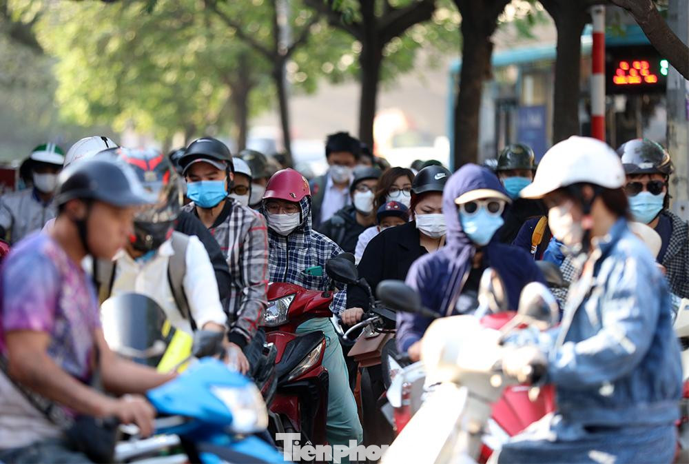 Sáng 4/5, người dân đã quay trở lại Hà Nội để tiếp tục làm việc, học tập sau kỳ nghỉ lễ kéo dài 4 ngày.