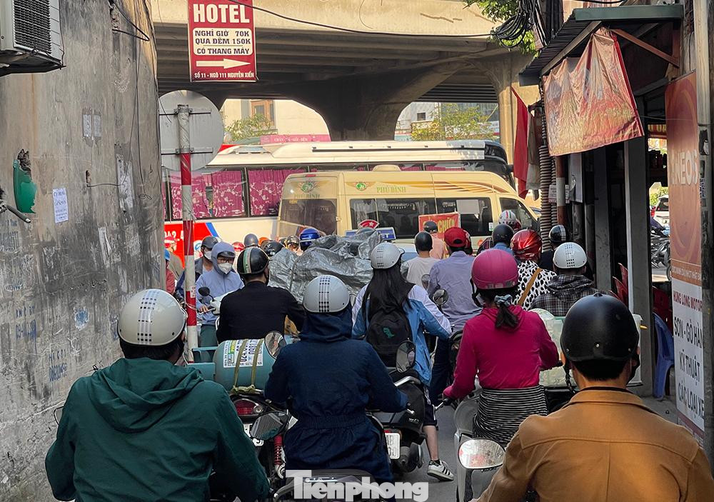 Người dân phải len lỏi trong các đường ngang ngõ hẻm để kịp giờ học, giờ làm.