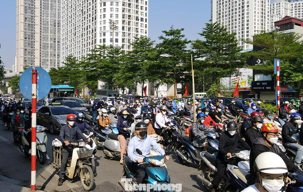 'Đặc sản' ùn tắc tại Hà Nội vào những giờ cao điểm.