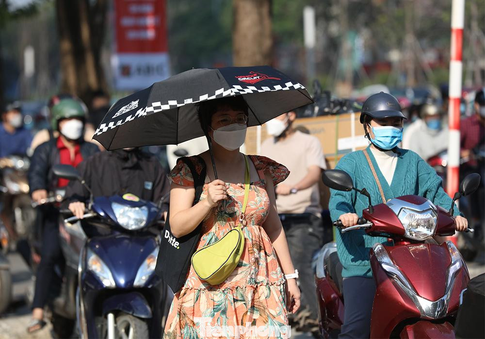 Dân công sở phải đi bộ để đến cơ quan sớm vì ách tắc trên Đường Nguyễn Chí Thanh.