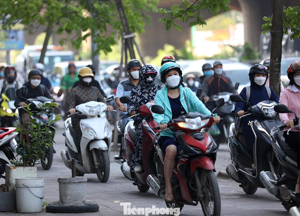 Xe máy leo lên vỉa hè 'tìm lối thoát'.