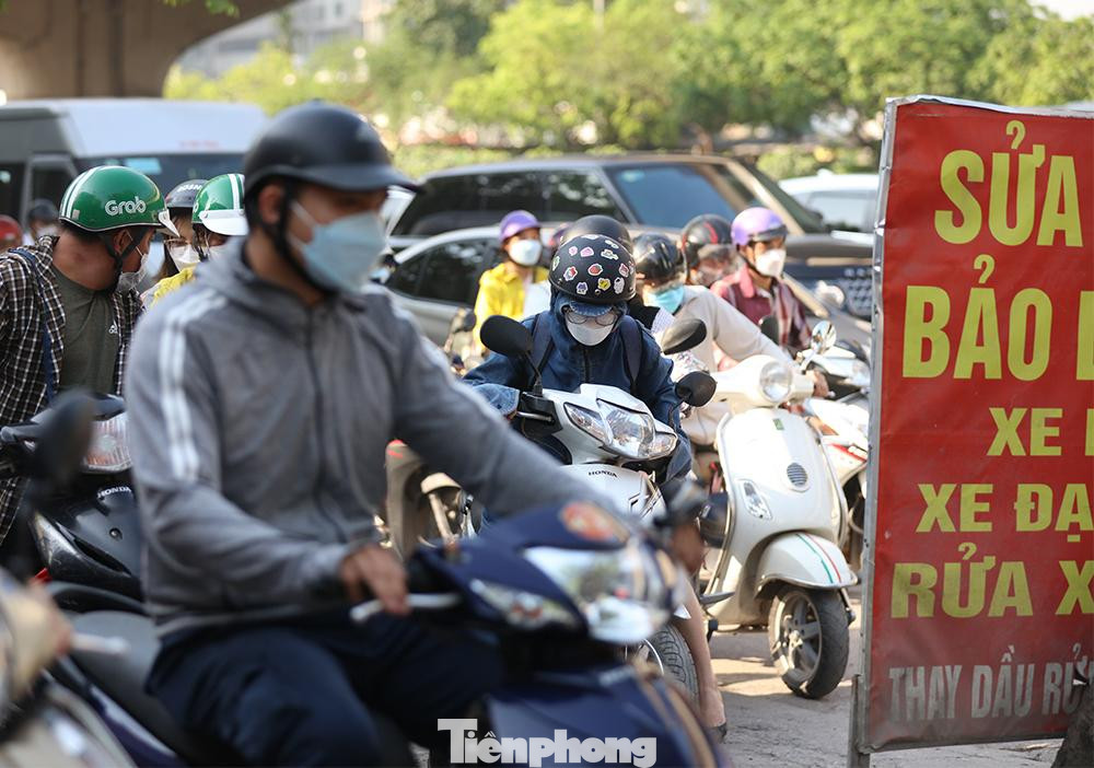 Vào 7h15 phút, trên đường Nguyễn Xiển, xe máy và ôtô nối đuôi nhau, gây ùn tắc kéo dài hướng về ngã tư Nguyễn Trãi - Khuất Duy Tiến.