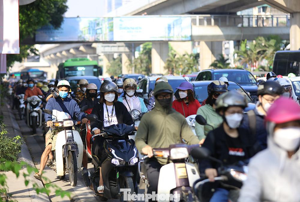 Nhiều 'điểm đen' ùn tắc như Ngã Tư Sở - Tây Sơn - Nguyễn Trãi - Trường Chinh... xe máy và ô tô nhích từng chút để đi.