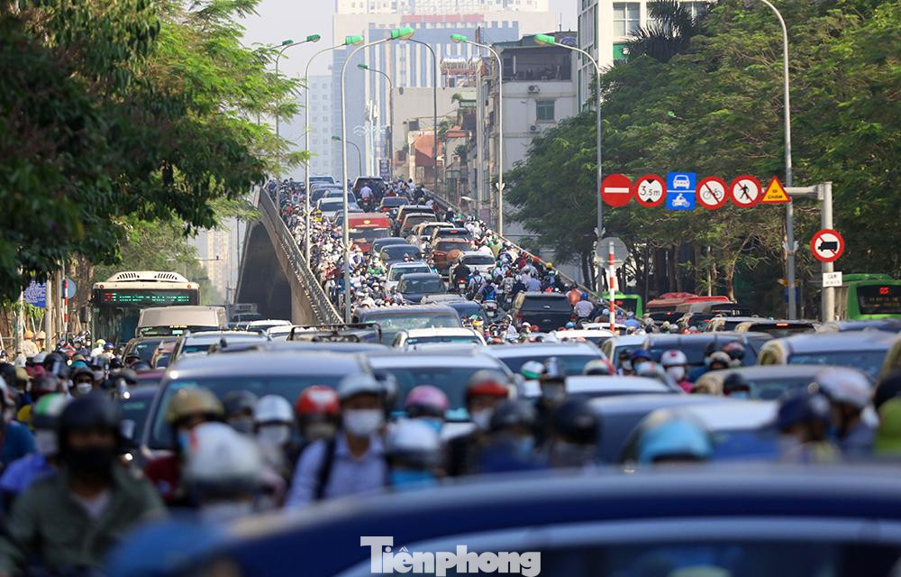 Trước cổng trường Trung học phổ thông chuyên Hà Nội - Amsterdam, các phương tiện nối đuôi nhau kéo dài cả lên cầu vượt Nguyễn Chánh.