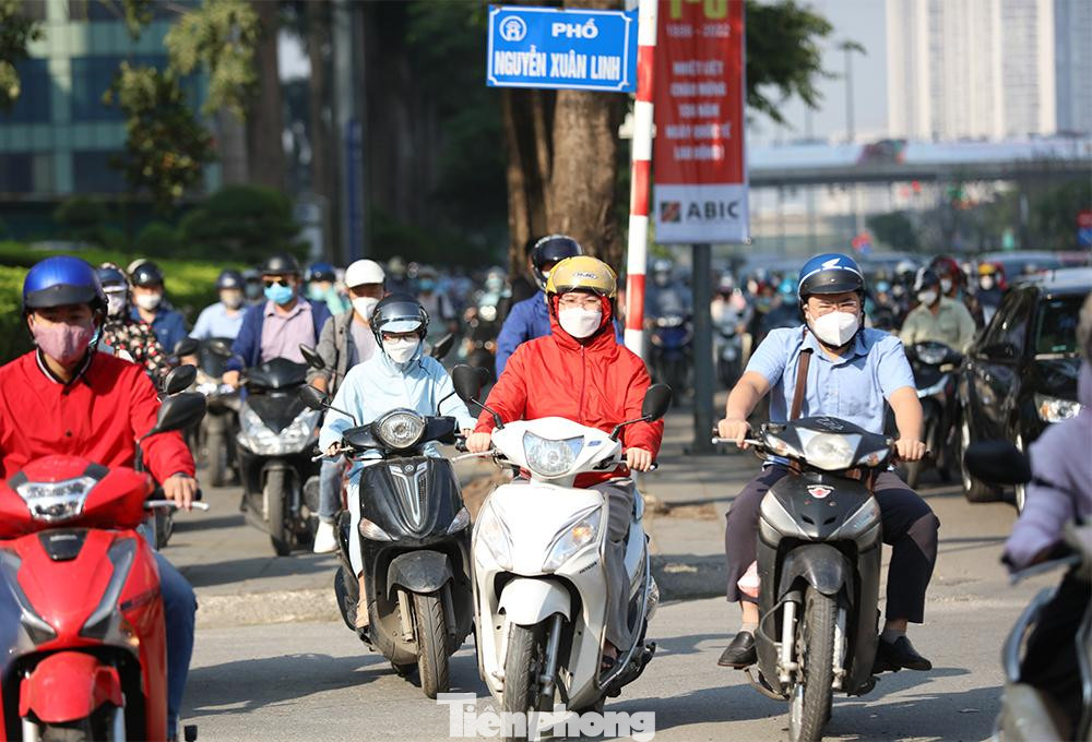 Điểm giao cắt phố Nguyễn Xuân Linh với Nguyễn Chí Thanh ùn ứ kéo dài.