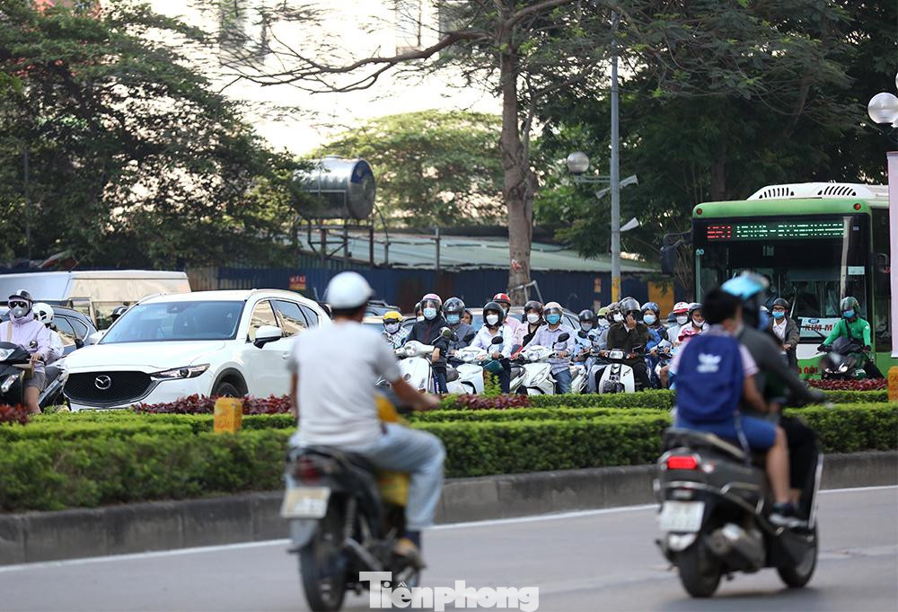 Trên đường Lê Văn Lương, một bên thông thoáng, một bên ùn ứ vào giờ cao điểm.