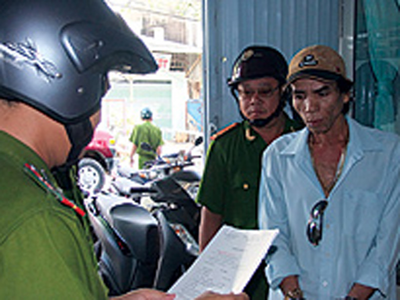 Trùm cho vay nặng lãi Lê Ngọc Ẩn, nghe đọc lệnh tạm giữ. Ảnh: P.V (Thanh Niên)