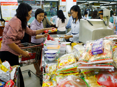 Tăng lương tối thiểu để góp phần tái tạo sức lao động là điều hết sức cần thiết. Ảnh: Hồng Vĩnh