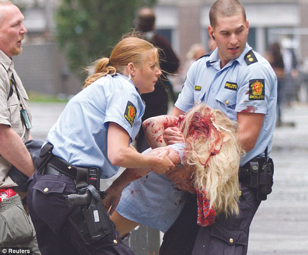 Cảnh sát giúp đỡ các nạn nhân