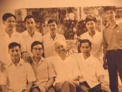 Đồng chí Lê Đức Thọ với anh em thư ký, bác sĩ và phục vụ (ông Lưu Văn Lợi ngồi thứ hai trái sang). Đồng chí Lê Đức Thọ với anh em thư ký, bác sĩ và phục vụ (ông Lưu Văn Lợi ngồi thứ hai trái sang)