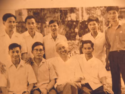 Đồng chí Lê Đức Thọ với anh em thư ký, bác sĩ và phục vụ (ông Lưu Văn Lợi ngồi thứ hai trái sang)