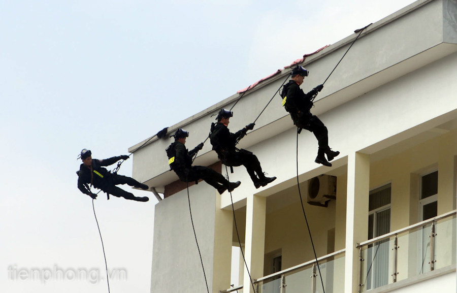  LL cảnh sát chống khủng bố đột nhập mục tiêu từ trên nóc tòa nhà.