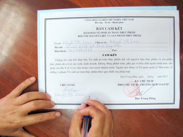 Các hộ dân ký cam kết đảm bảo ATVSTP trong sản xuất, kinh doanh cốm