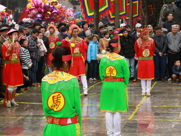 Gắn biểu tượng của quân cờ trên trang phục