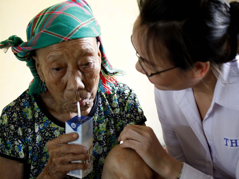  Bà Thái Thị Sơn, Đại diện TH true MILK thăm hỏi bà Bàn Thị Phin , dân tộc Dao.