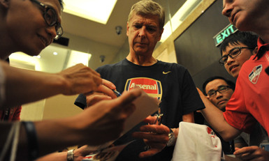 HLV Wenger kí tặng người hâm mộ