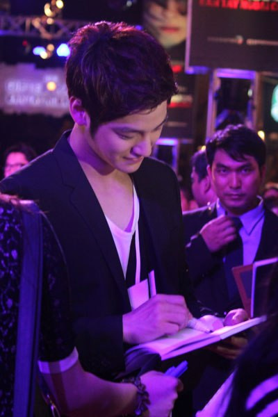 Tối 26/4, Kim Bum có mặt tại thảm đỏ của sự kiện ra mắt phim 'Bàn tay ngoại cảm' (Gifted hands) do anh thủ vai chính tại TP HCM